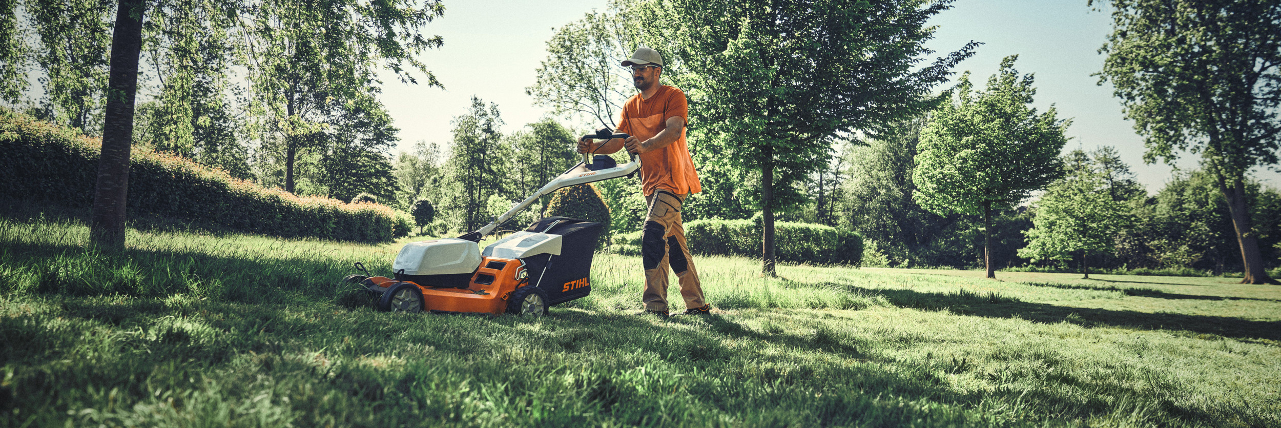  Corta-relva a bateria STIHL RMA 756 V - Homem a cortar a relva - Campanha de primavera 2025