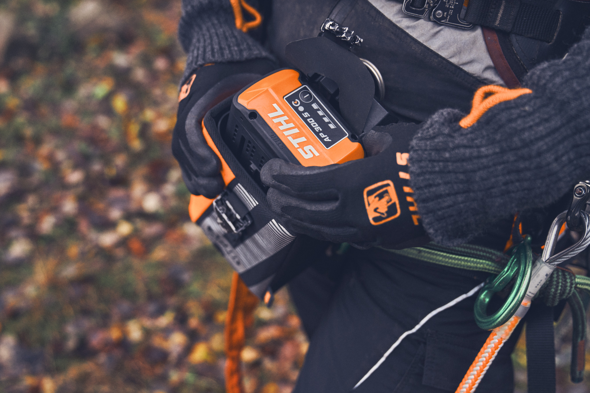 A bateria STIHL AP 300 S é colocada num saco