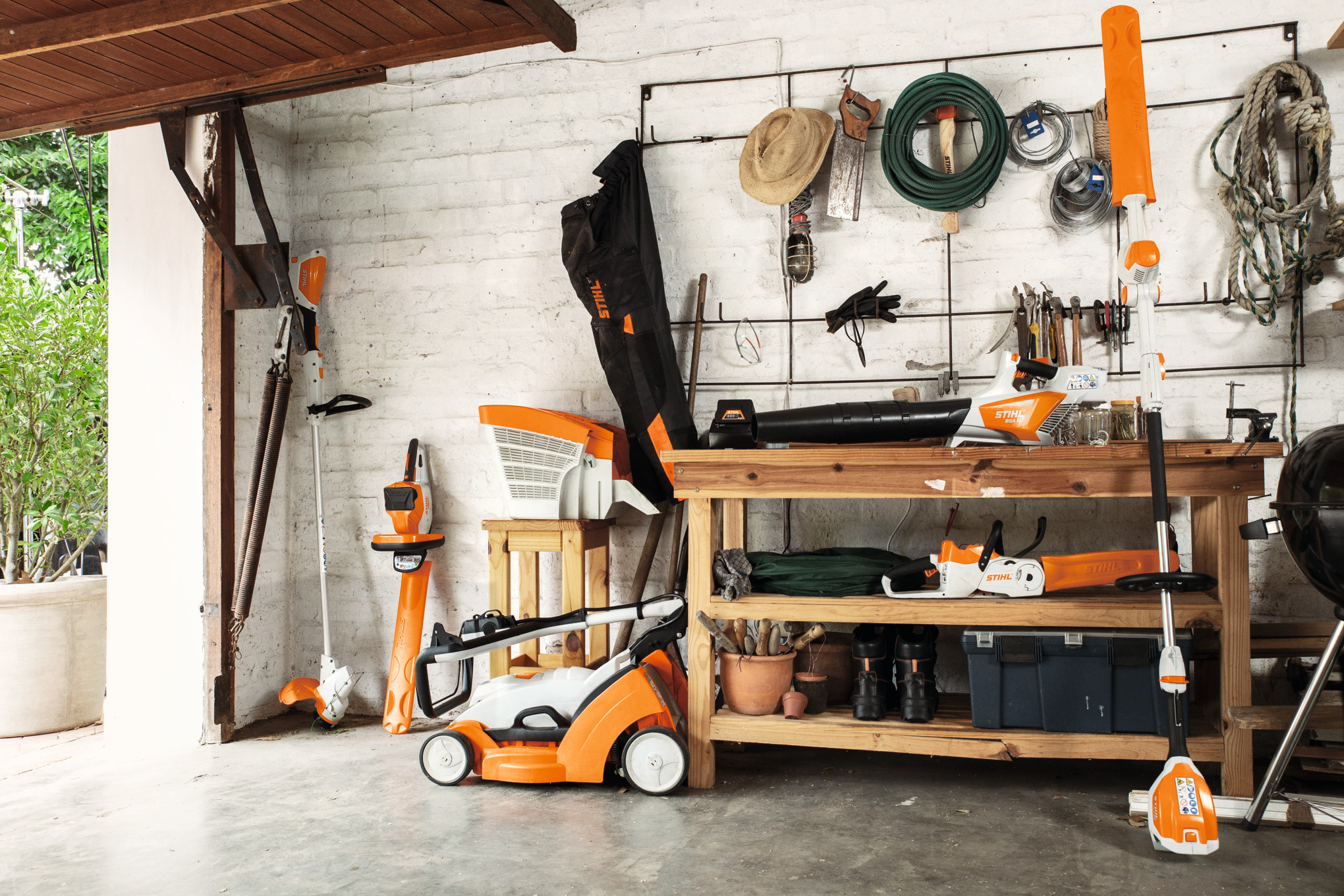 Ferramentas STIHL sem fio na garagem
