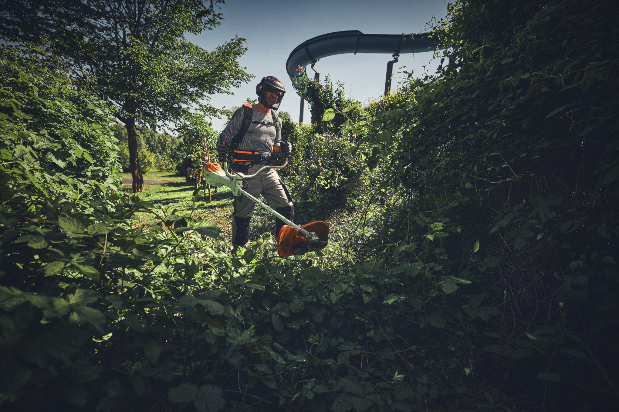 Homem com motorroçadora a bateria STIHL FSA 400 e foice a motor a cortar mato – Battery Pro – Primavera de 2025