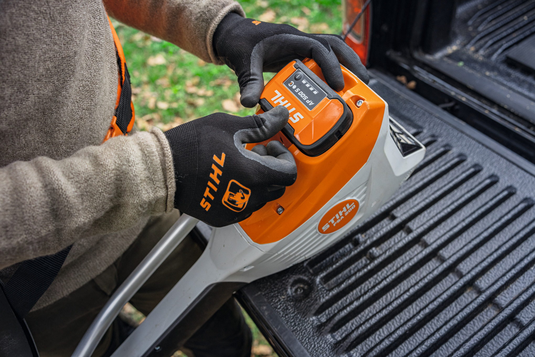 Inserir uma bateria STIHL AP 500 S numa ferramenta