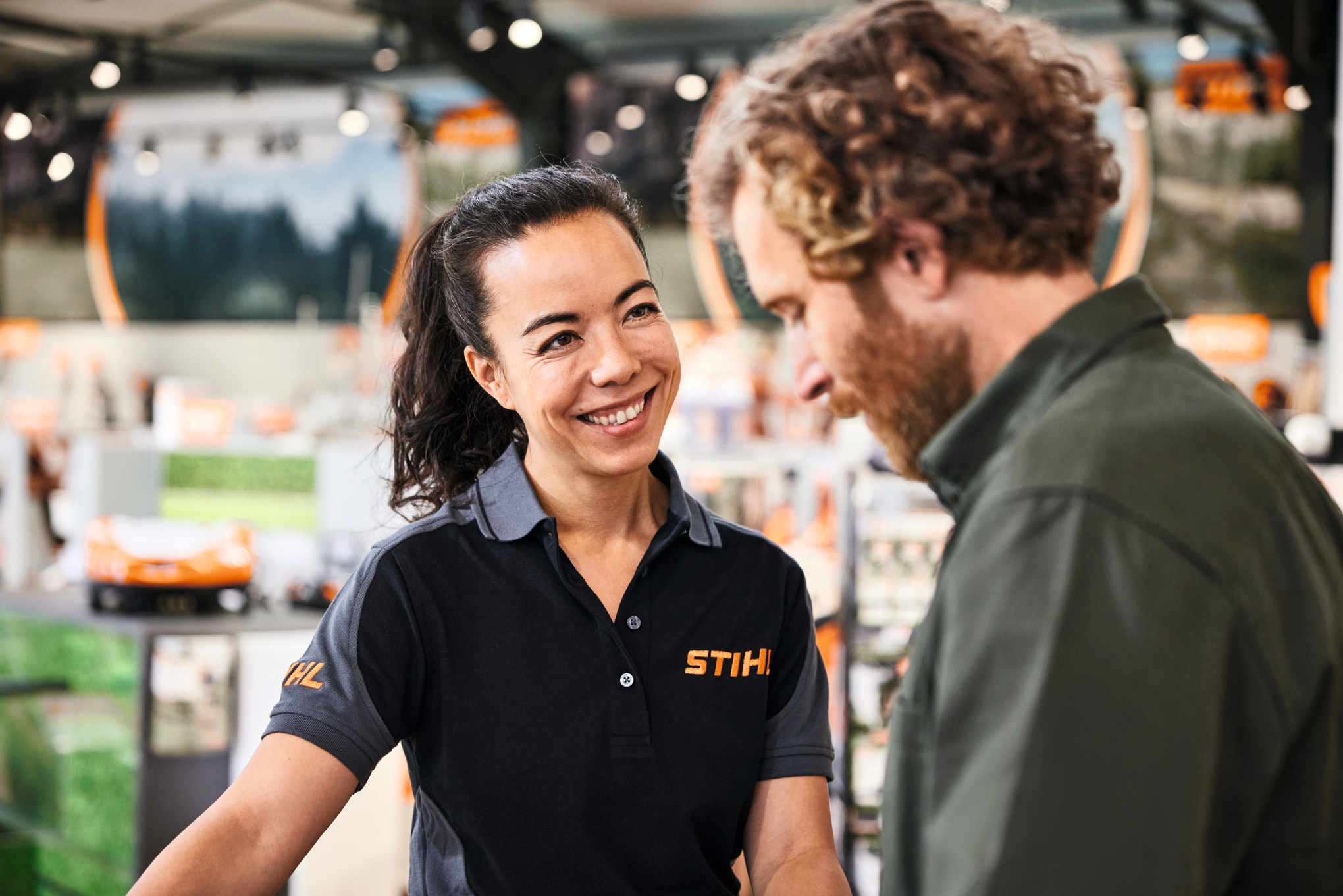 Um empregado de um concessionário STIHL aconselha um cliente.