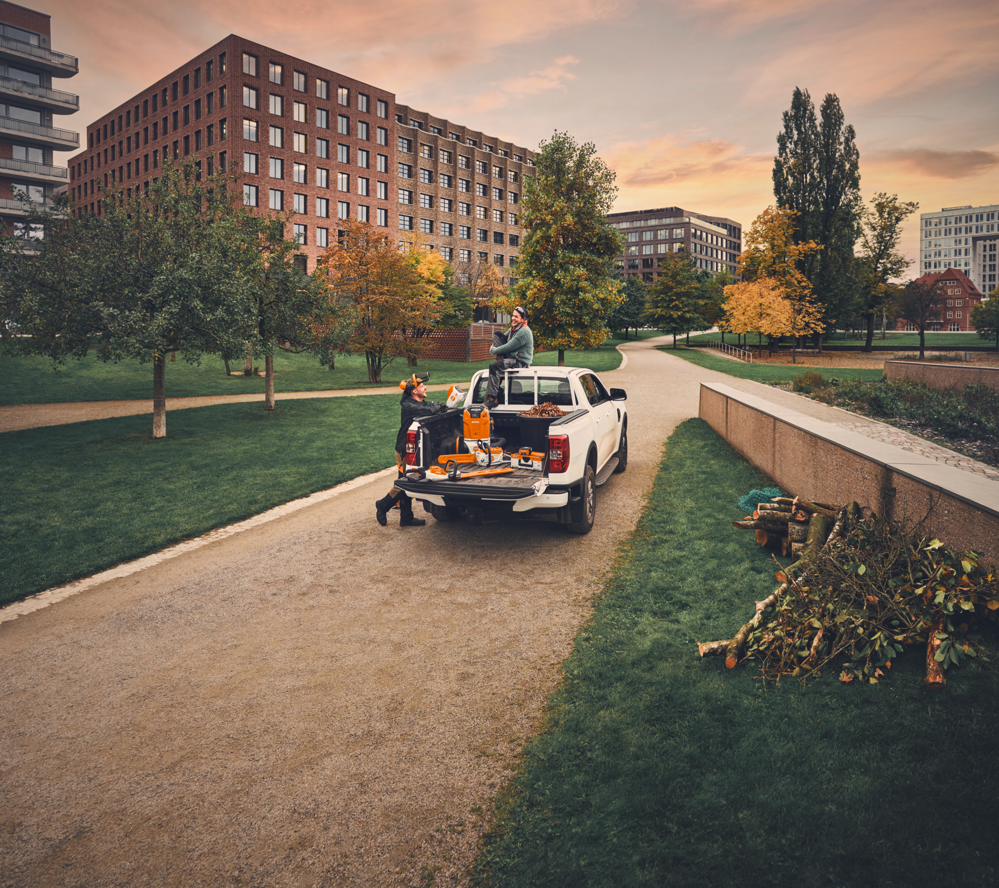 Uma equipa de jardinagem e paisagismo numa carrinha depois do trabalho terminado