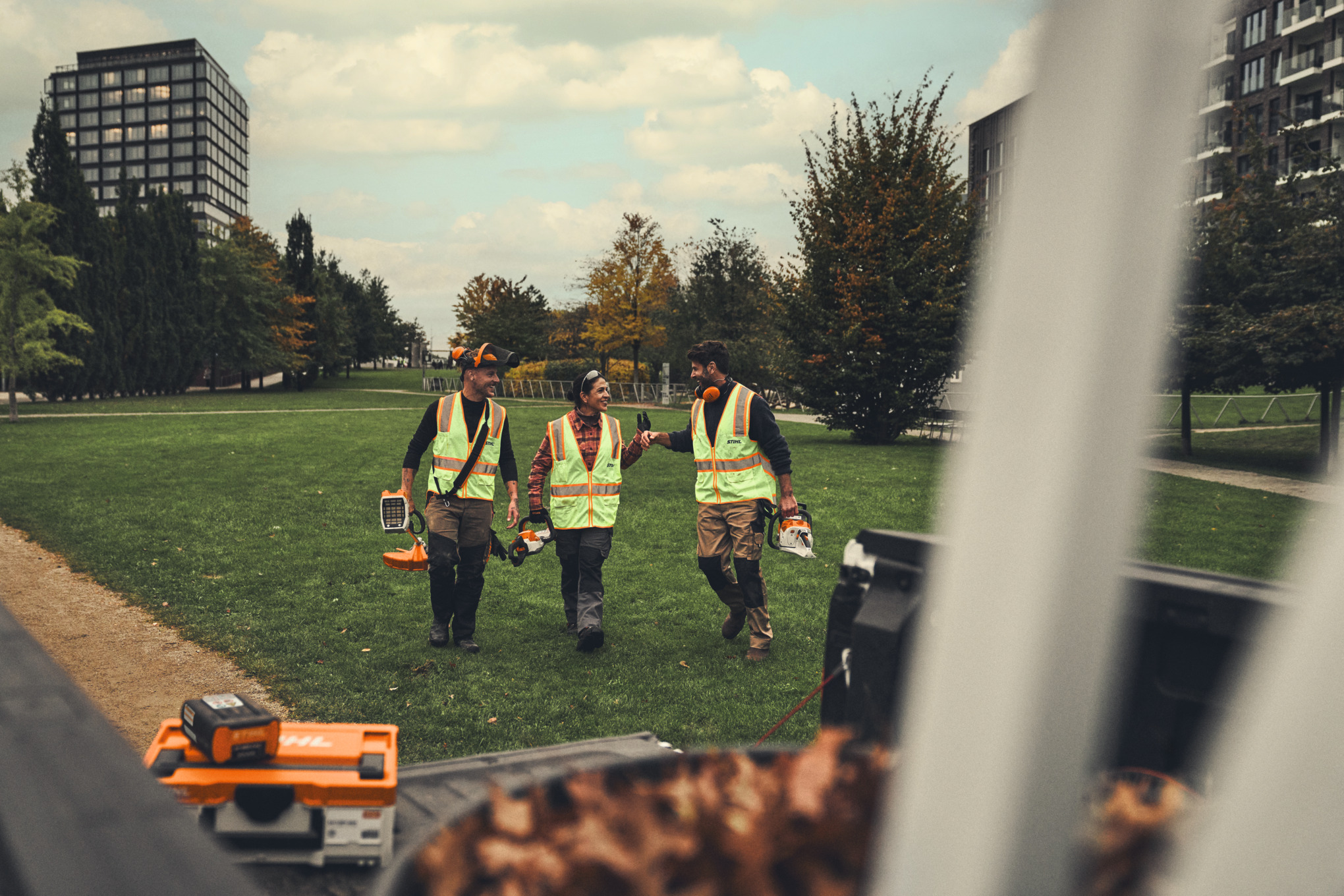 A equipa regressa ao veículo depois do trabalho com as ferramentas sem fios STIHL