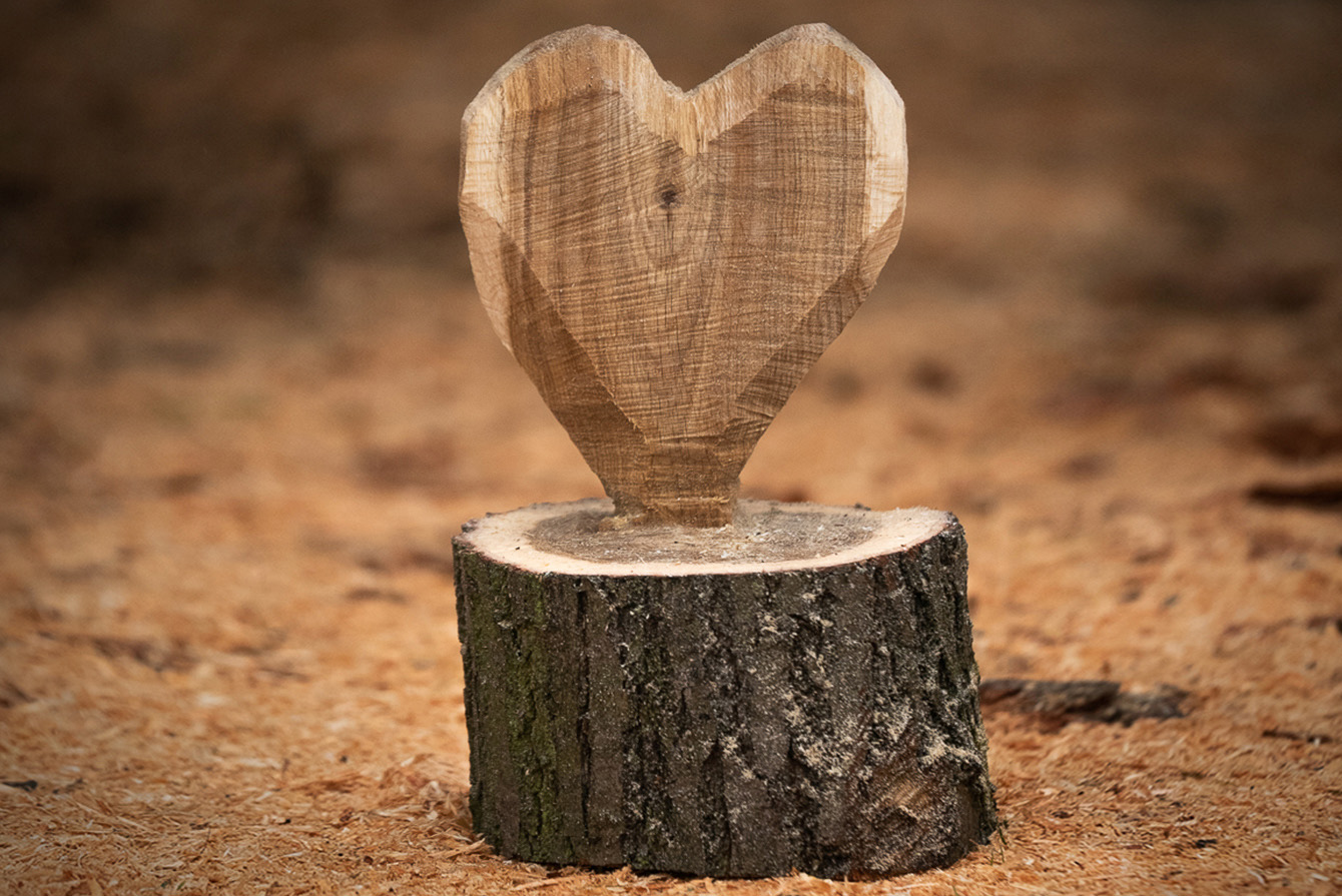 Uma escultura de madeira em forma de coração de bricolage acabada de fazer - como fazer um coração de madeira