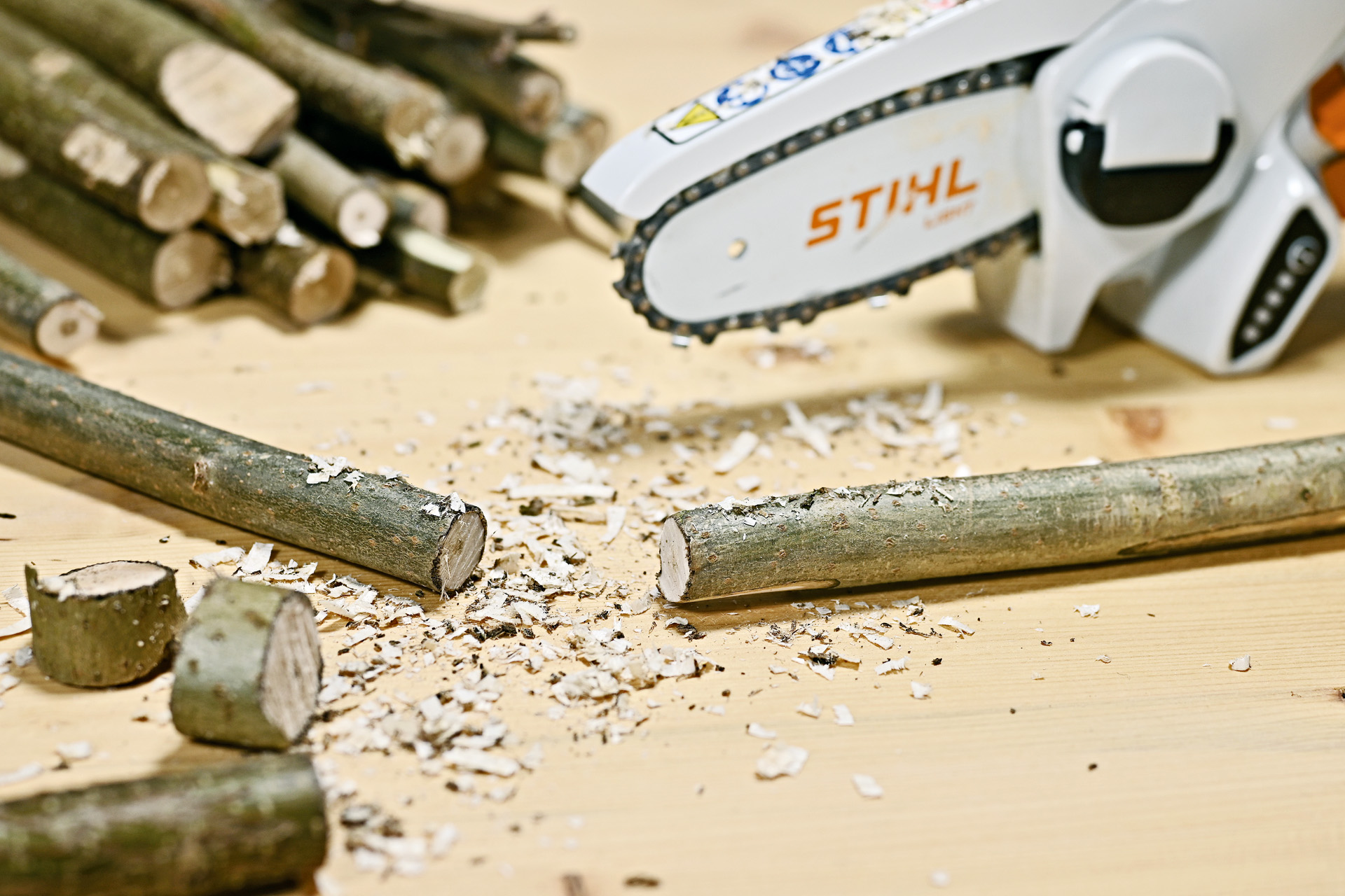 Imagem de ramo numa mesa cortada, com minipodadora de corrente a bateria STIHL GTA 26 - ideais de decoração em madeira.