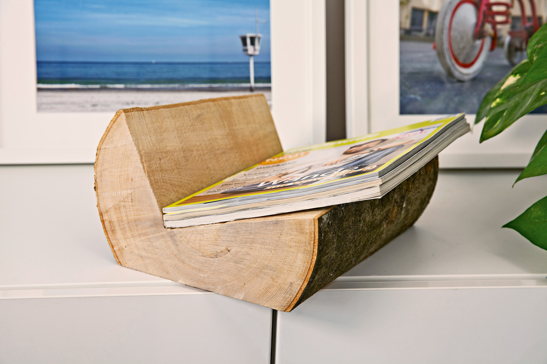 Revistas num porta-revistas de bricolage feito a partir de um toro de madeira - como fazer porta-revistas em madeira