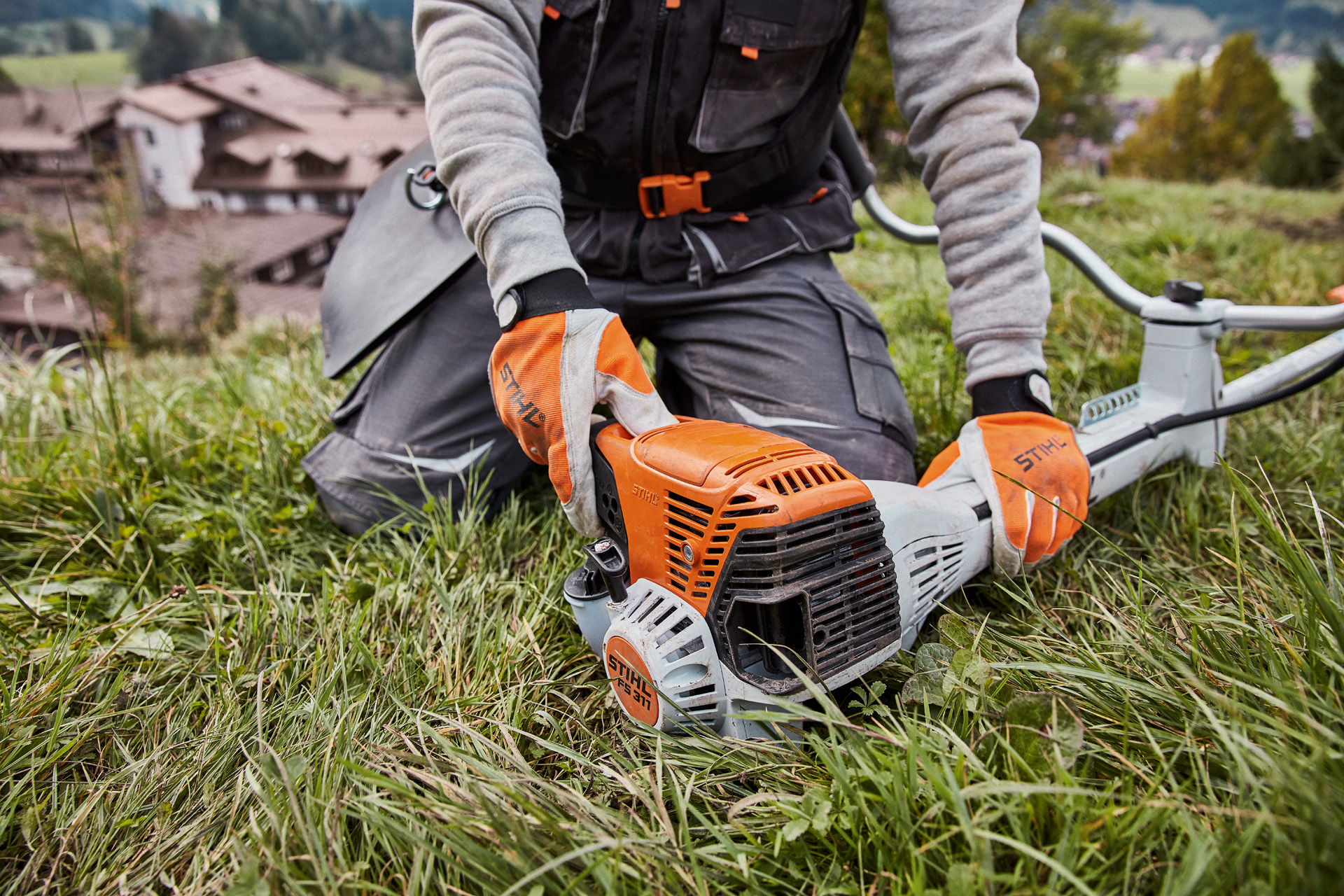 Uma motorroçadora com motor STIHL a gasolina FS 311 a arrancar na relva 