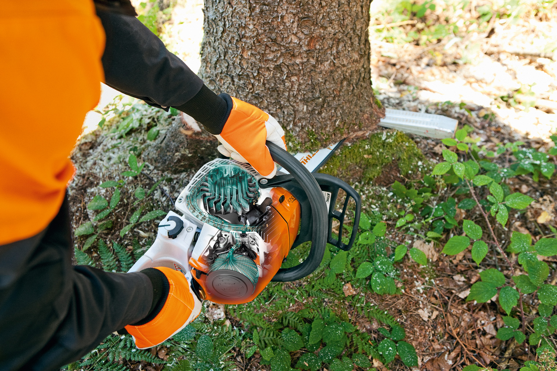 Uma motosserra a gasolina, com filtro de ar STIHL, MS 241 C-M a ser utilizada para cortar um tronco de árvore