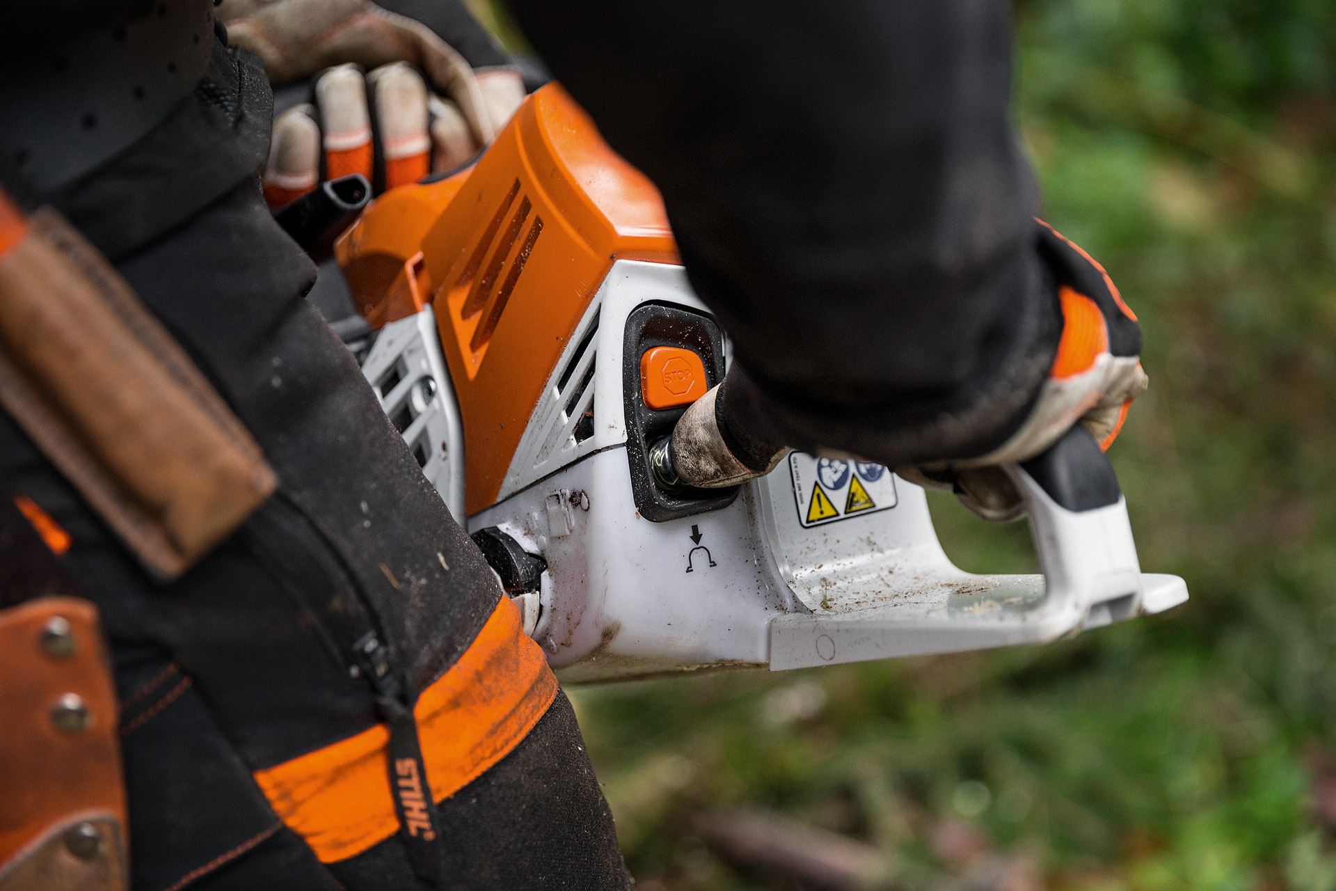 Detalhe da bomba de combustível manual numa motosserra STIHL MS 500i sob pressão