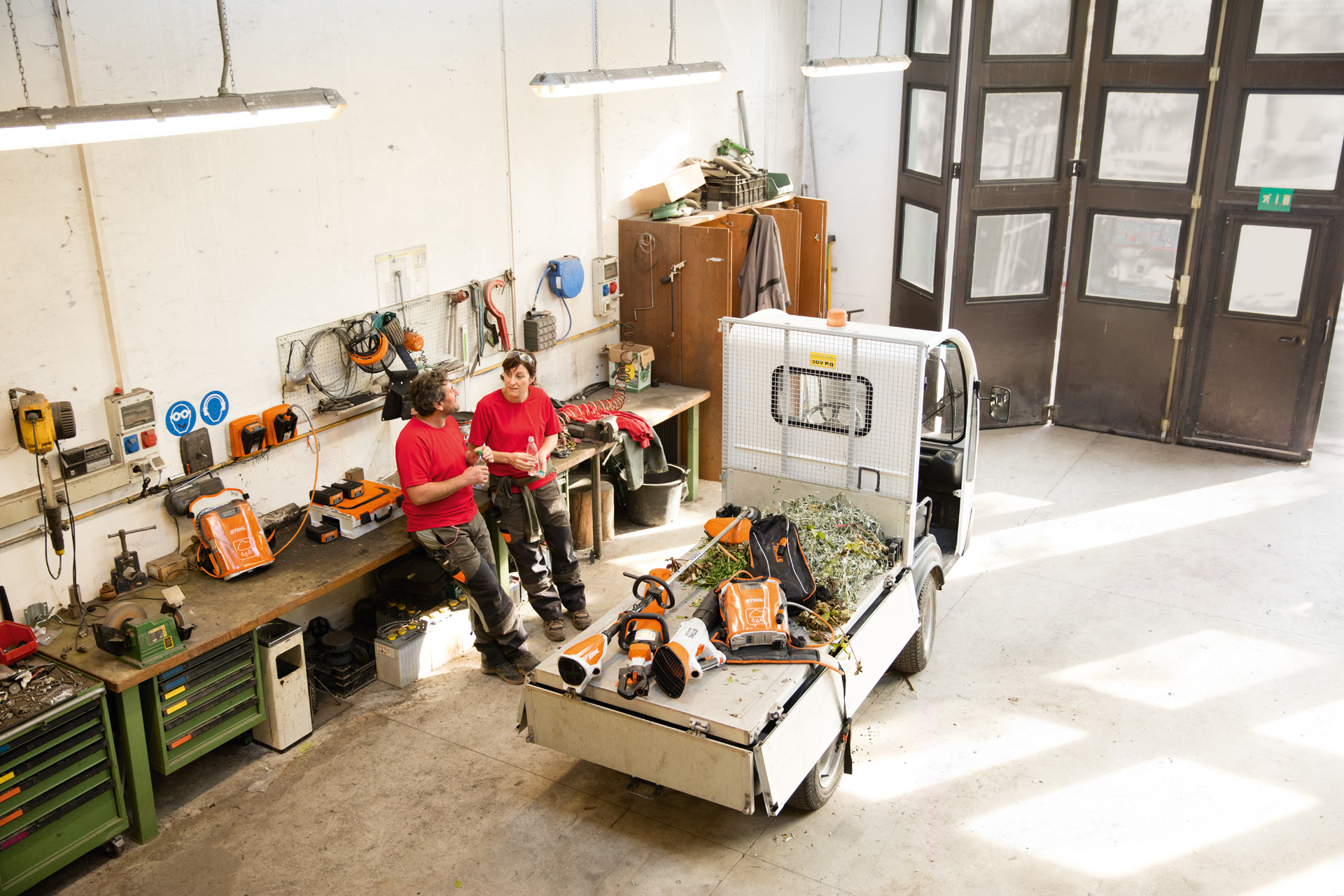 Produtos a bateria STIHL num veículo de transporte.