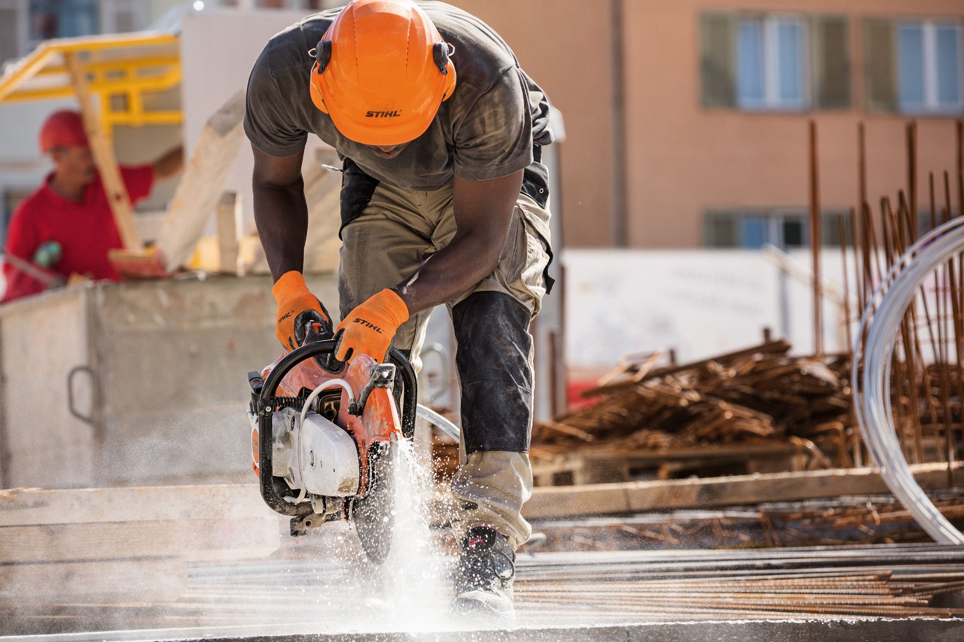 Homem a trabalhar num estaleiro com um cortador de disco STIHL TS 500i