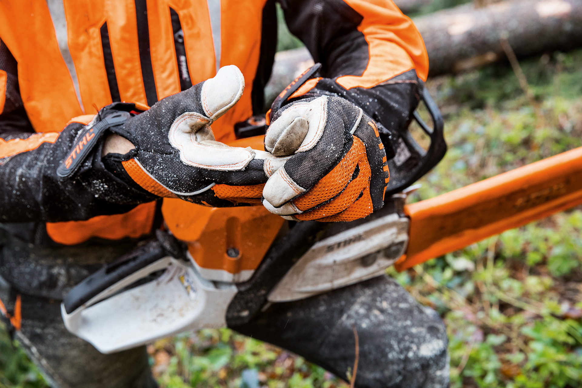 Um trabalhador florestal a usar equipamento de proteção individual na floresta 