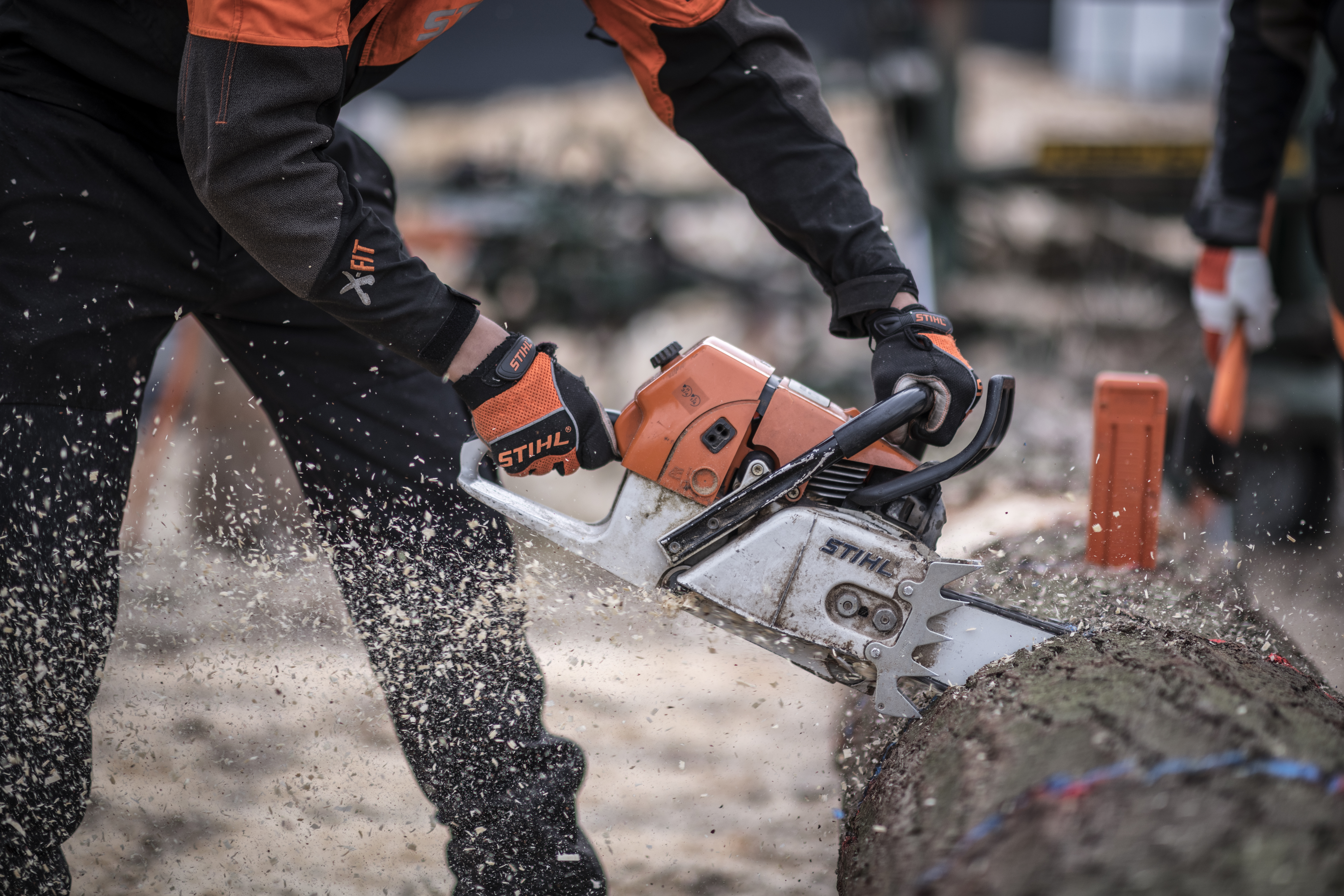 Um homem serra um tronco num evento TIMBERSPORTS®