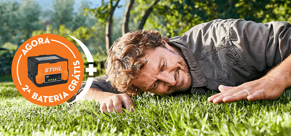 Casal no jardim com maquinas STIHL a bateria