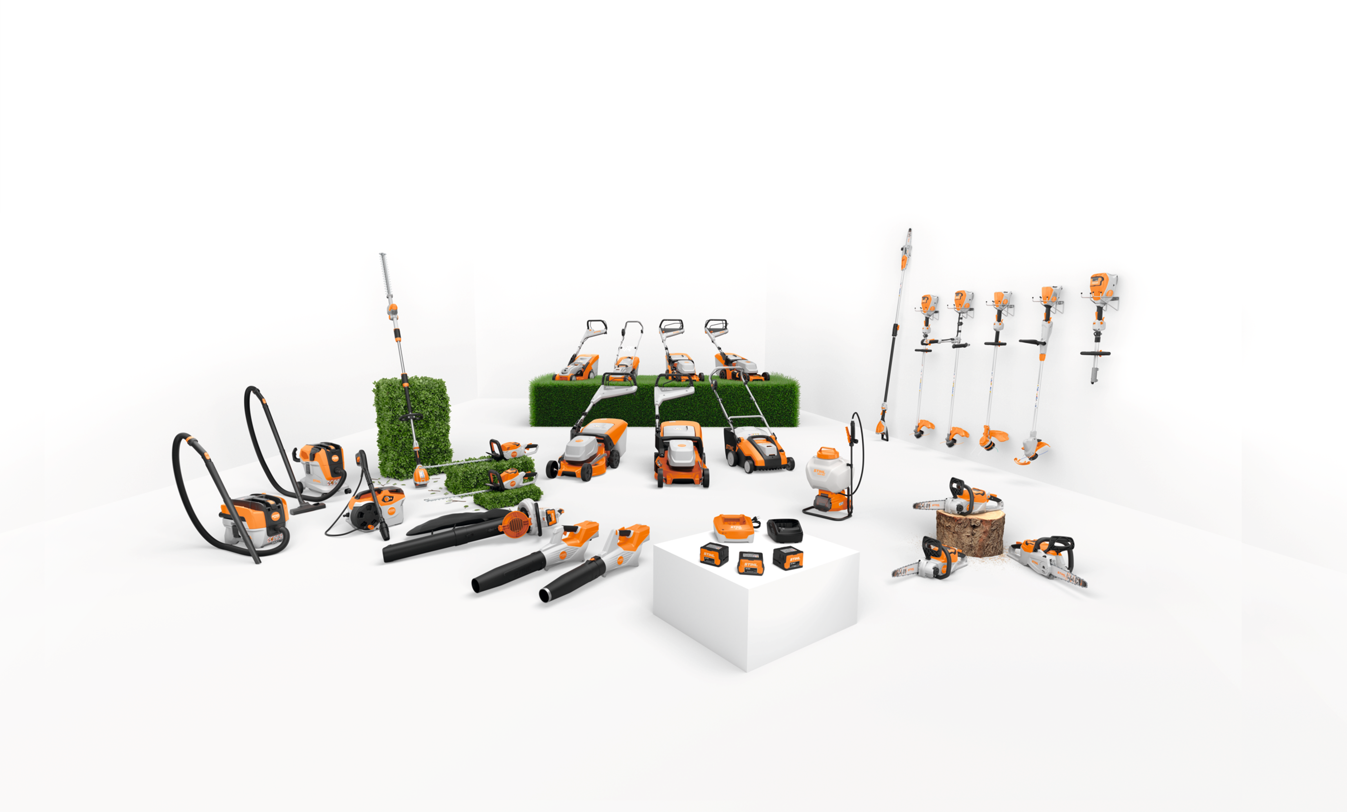 Pai e filho com motosserra STIHL a cortar um tronco de árvore no quintal 