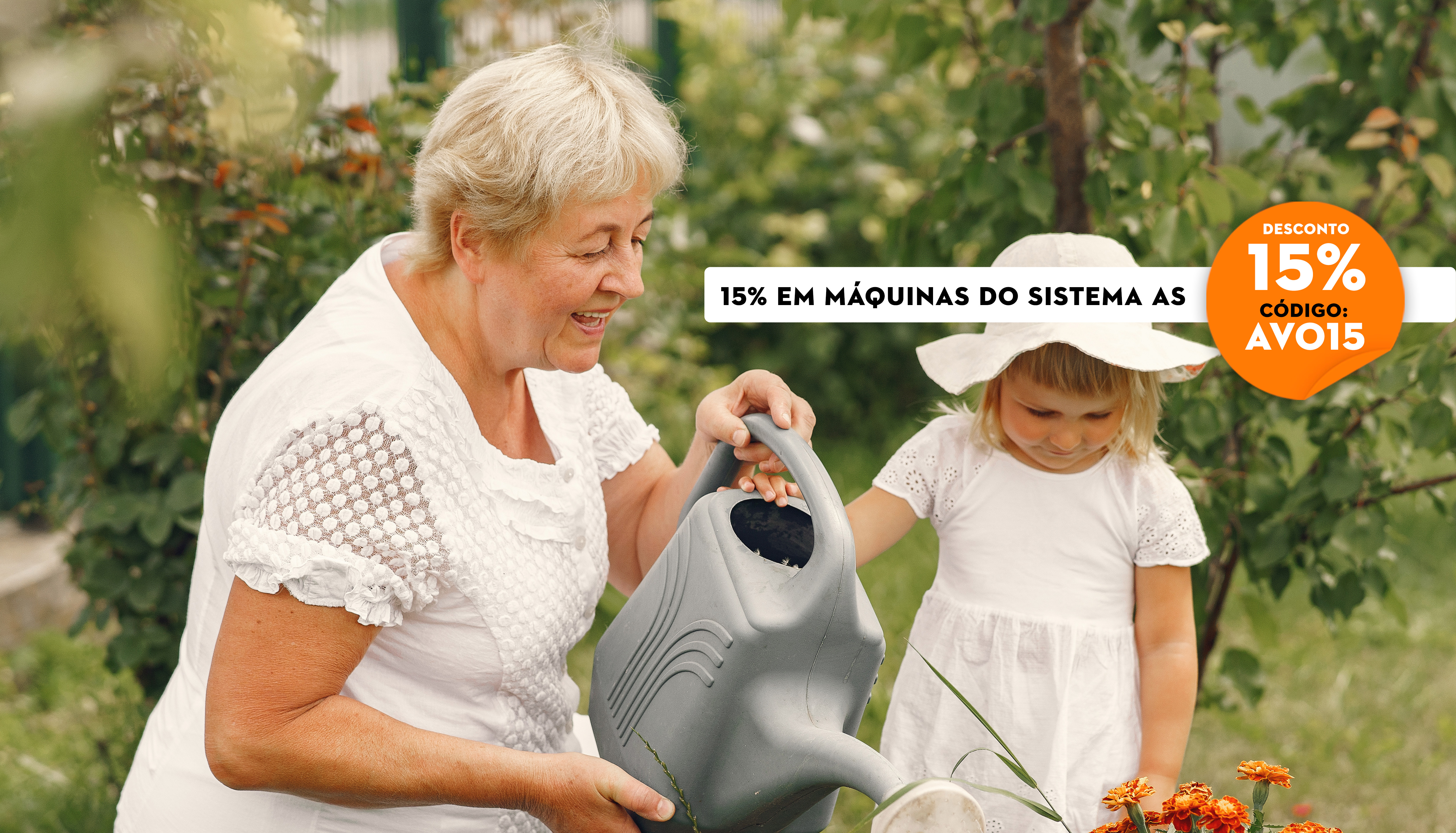 Campanha dos Avós STIHL - Avó e neta a regar plantas num jardim