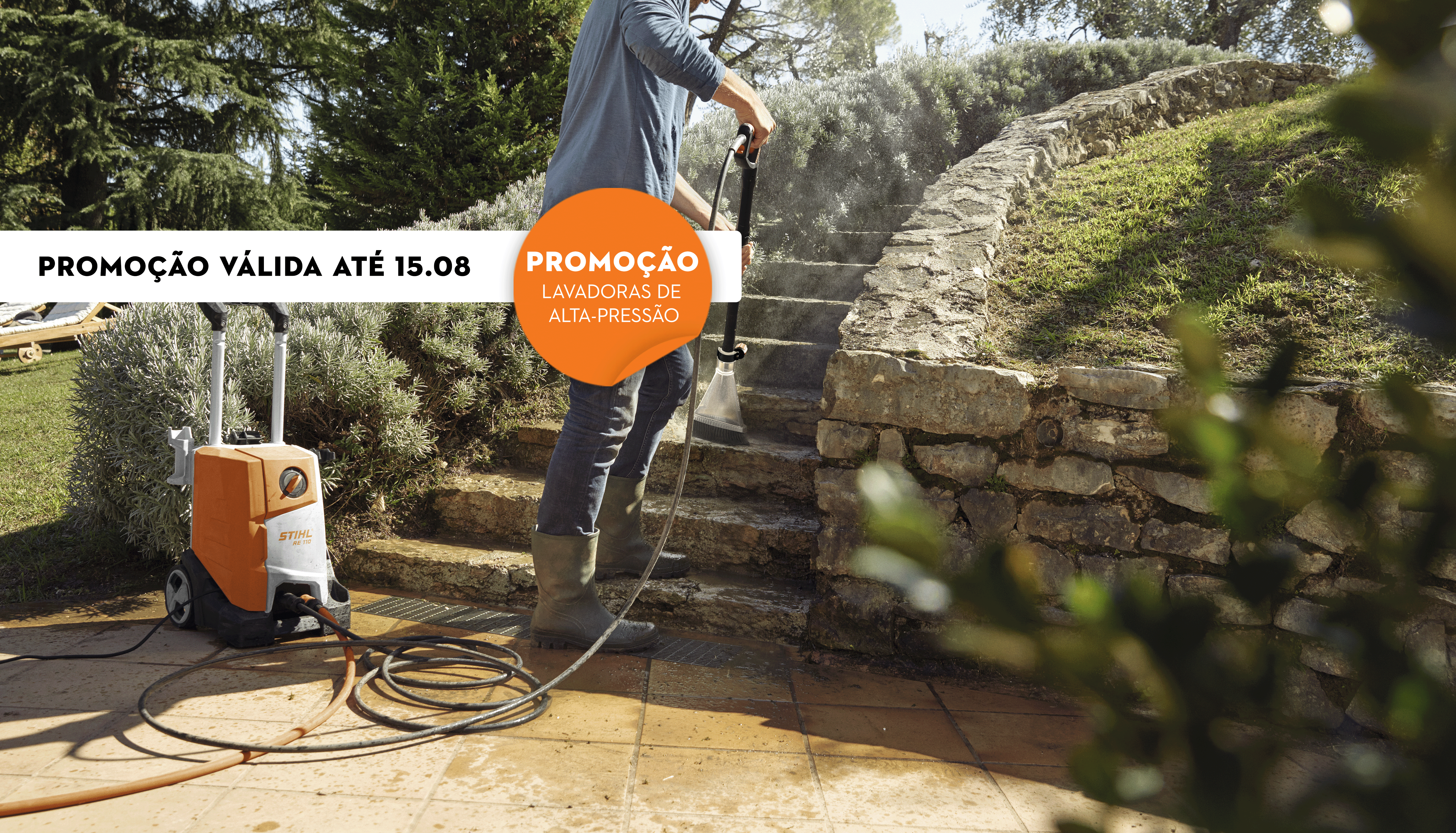 Campanha de verão STIHL - Homem a limpar escadas em pedra de um jardim
