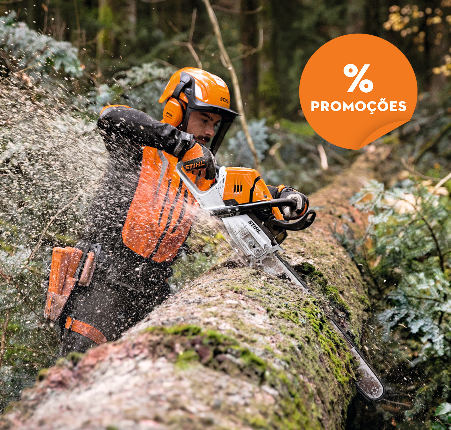 Homem a cortar árvore com motosserra STIHL | Promoções campanha florestal