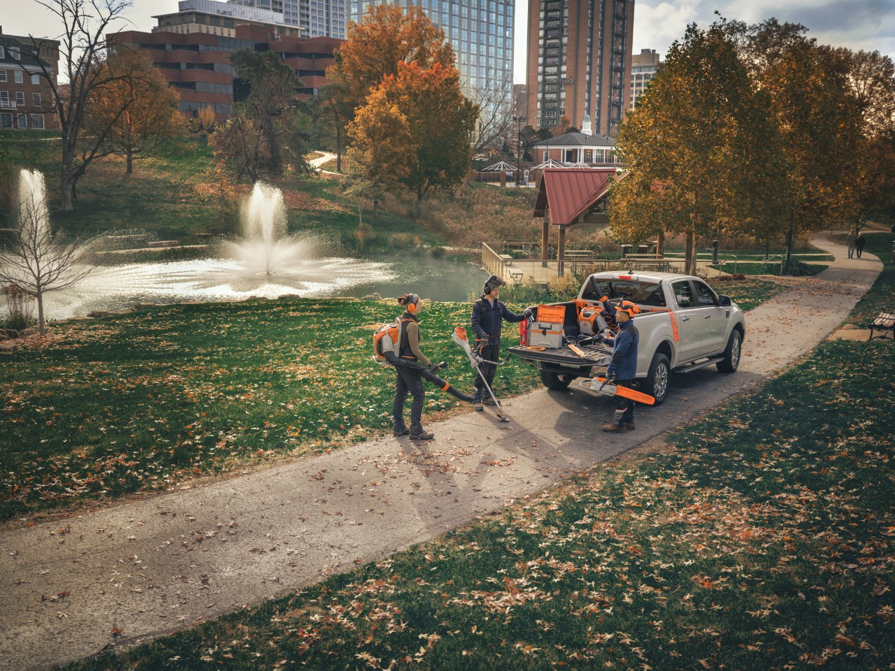 Os profissionais da construção paisagística escolhem as ferramentas a bateria da STIHL para o seu trabalho