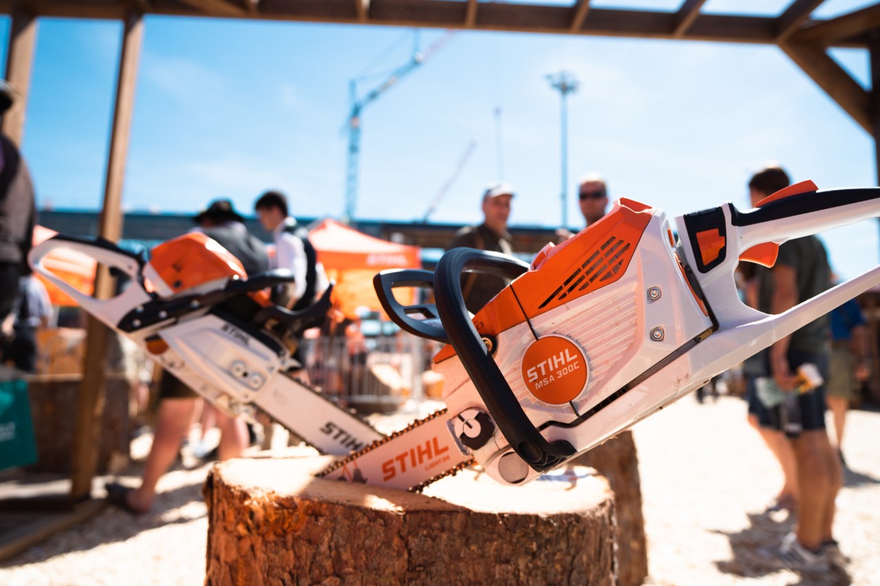 Stand de exposição da STIHL com motosserras
