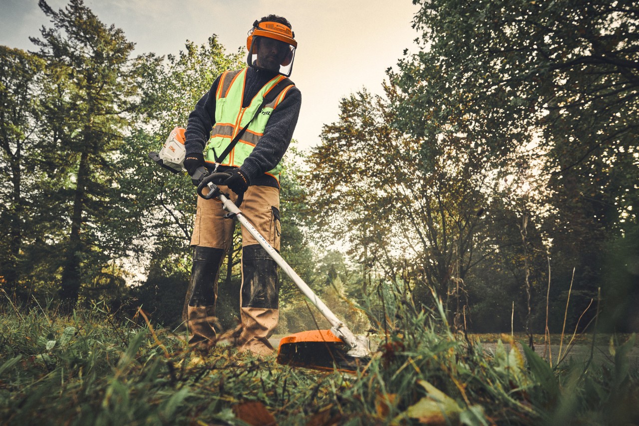 Homem com STIHL KMA 200 R com ferramenta combinada FS-KM