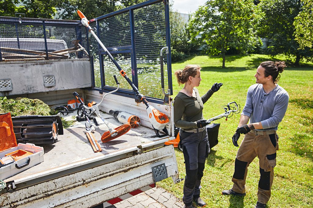 Caminhoneta carregada com vários produtos Stihl
