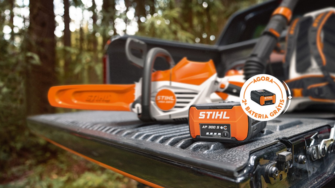 Bateria STIHL AP 300 S numa carrinha com máquinas a bateria STIHL no fundo