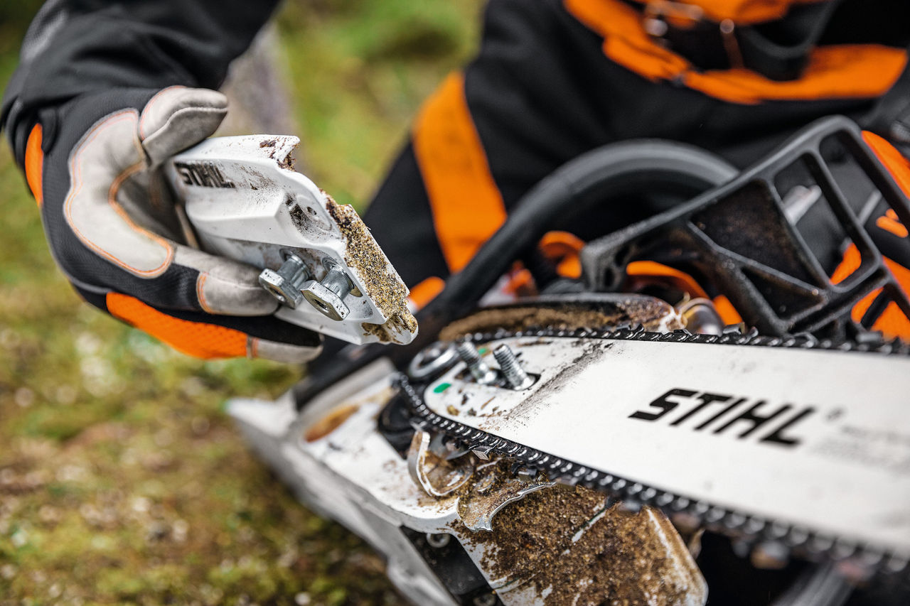 Manutenção de uma motosserra a gasolina STIHL MS 261 C