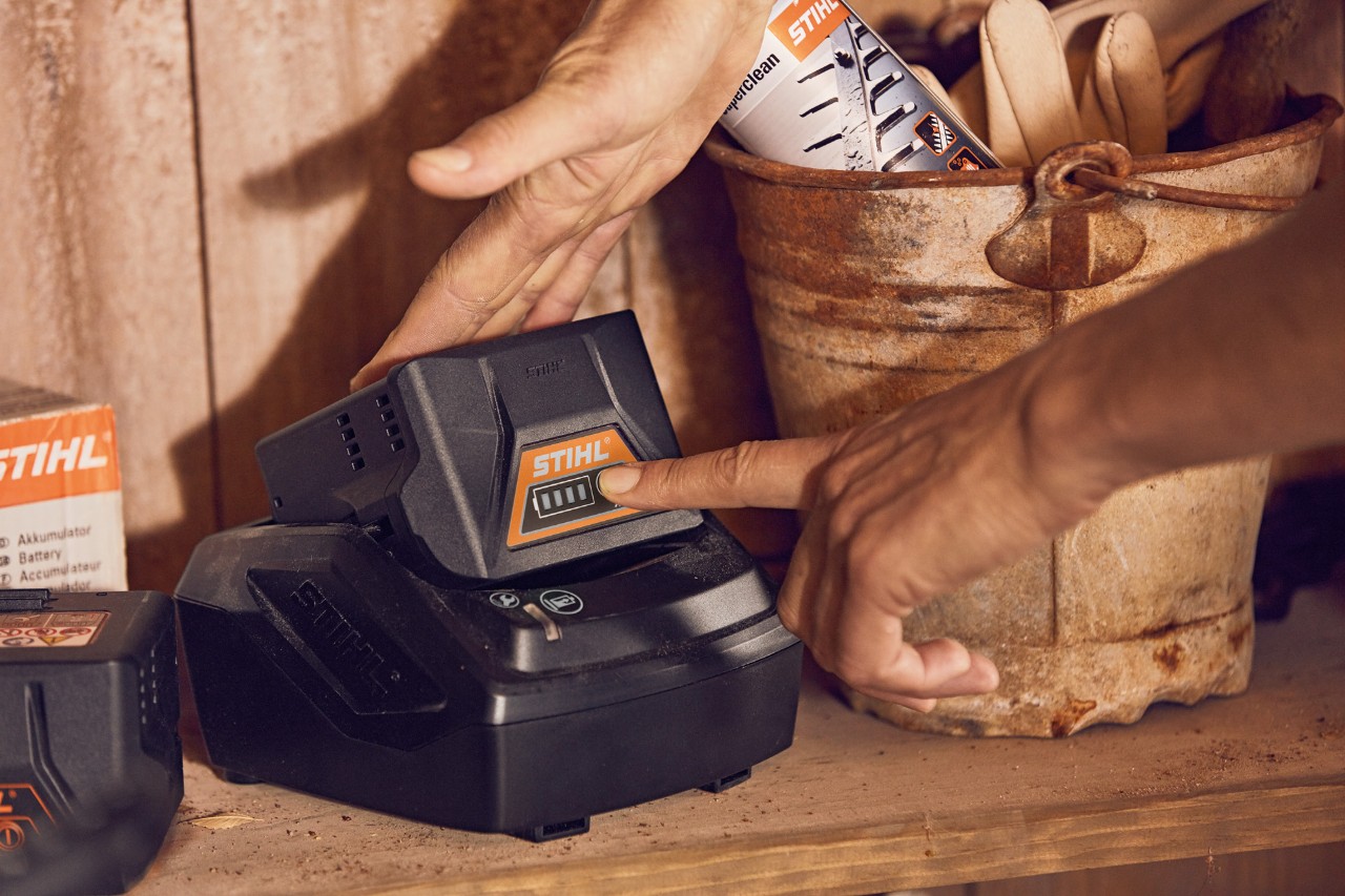 Cuidados a ter com as baterias STIHL AK 10 e AK 20 no barracão das ferramentas