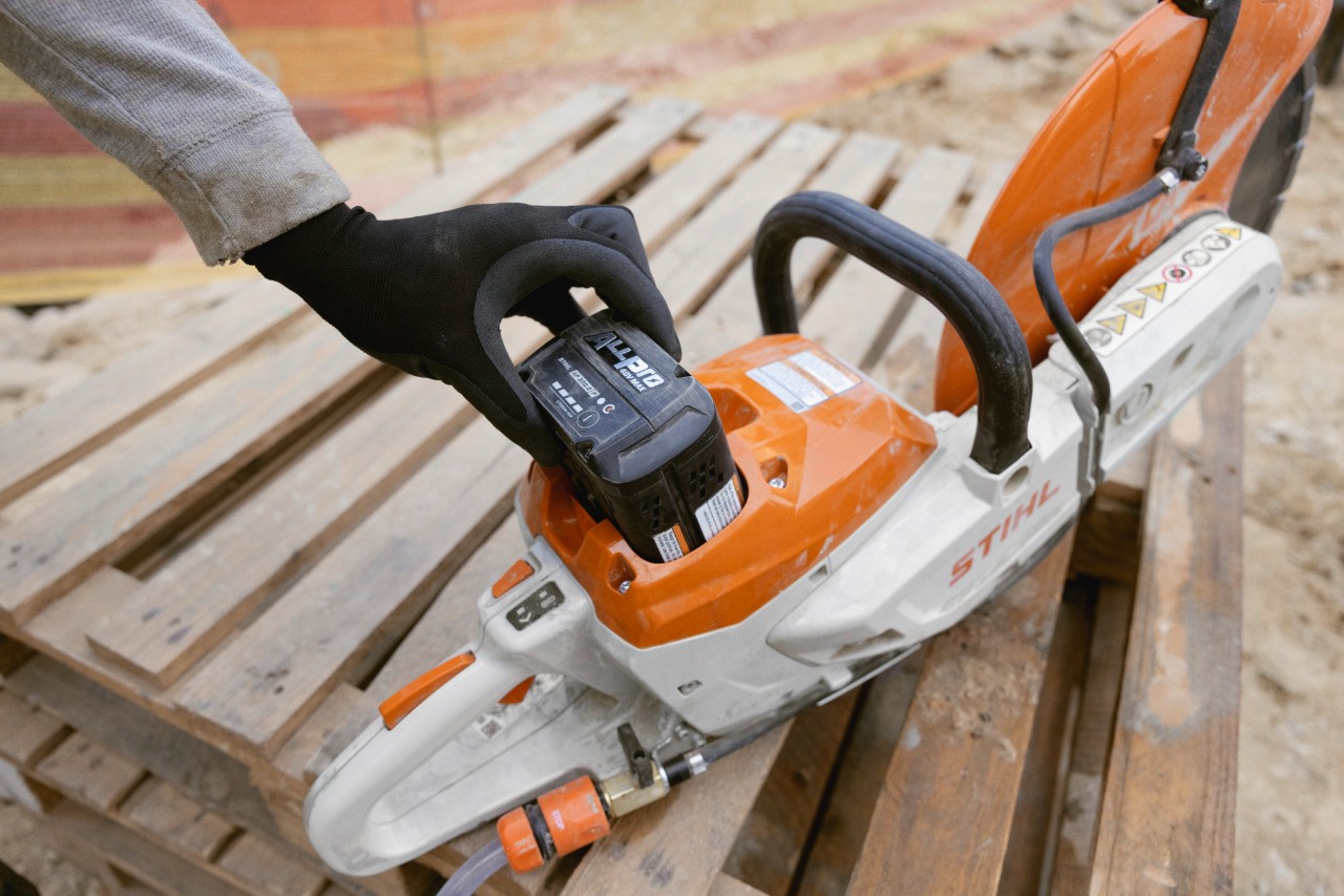 No modelo TSA 350 é utilizada uma bateria STIHL ALLPRO 300.0 P